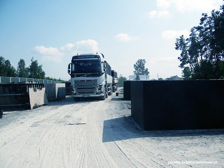 Transport szamb betonowych  w Leśnicy